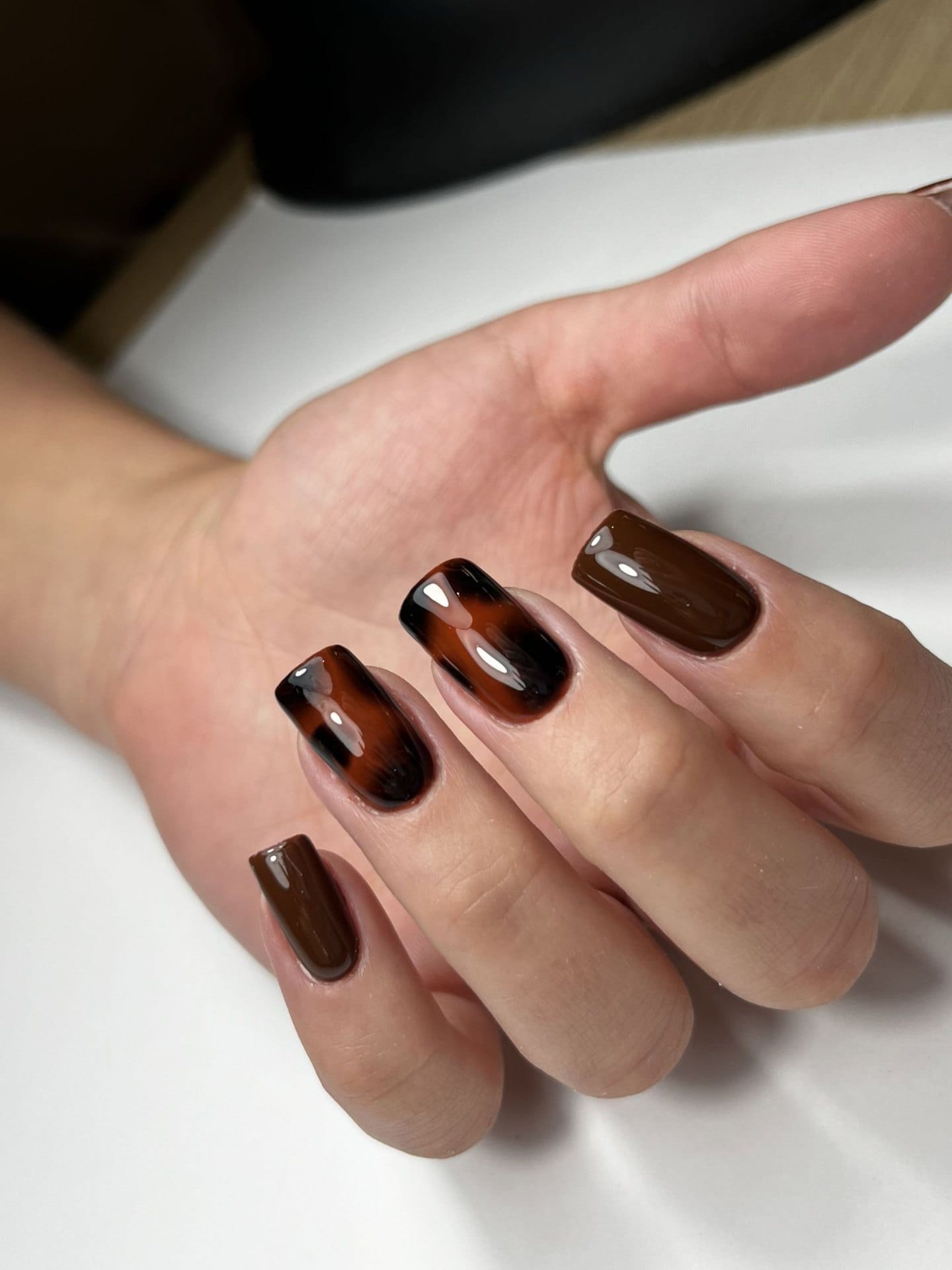 Szylkretowe brązowe paznokcie manicure - trendy 2025 Marsi Studio